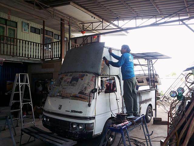 ボディを加工中