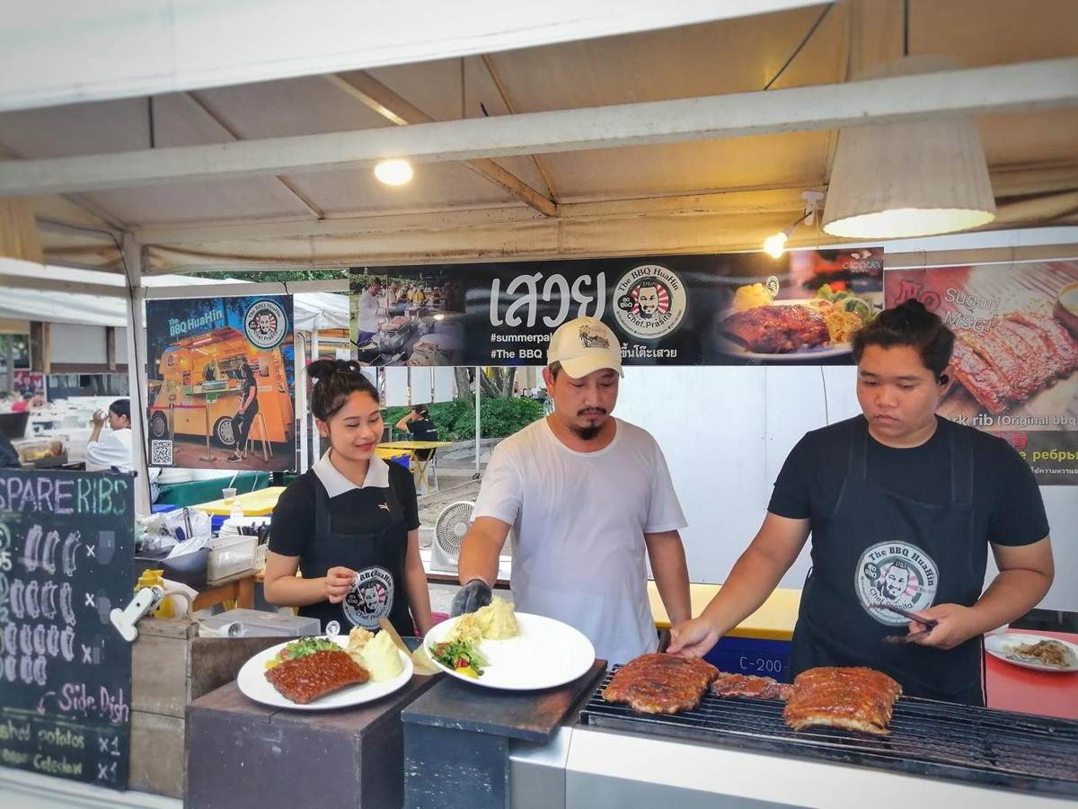 スペアリブを焼くシェフ・プラシタとスタッフ