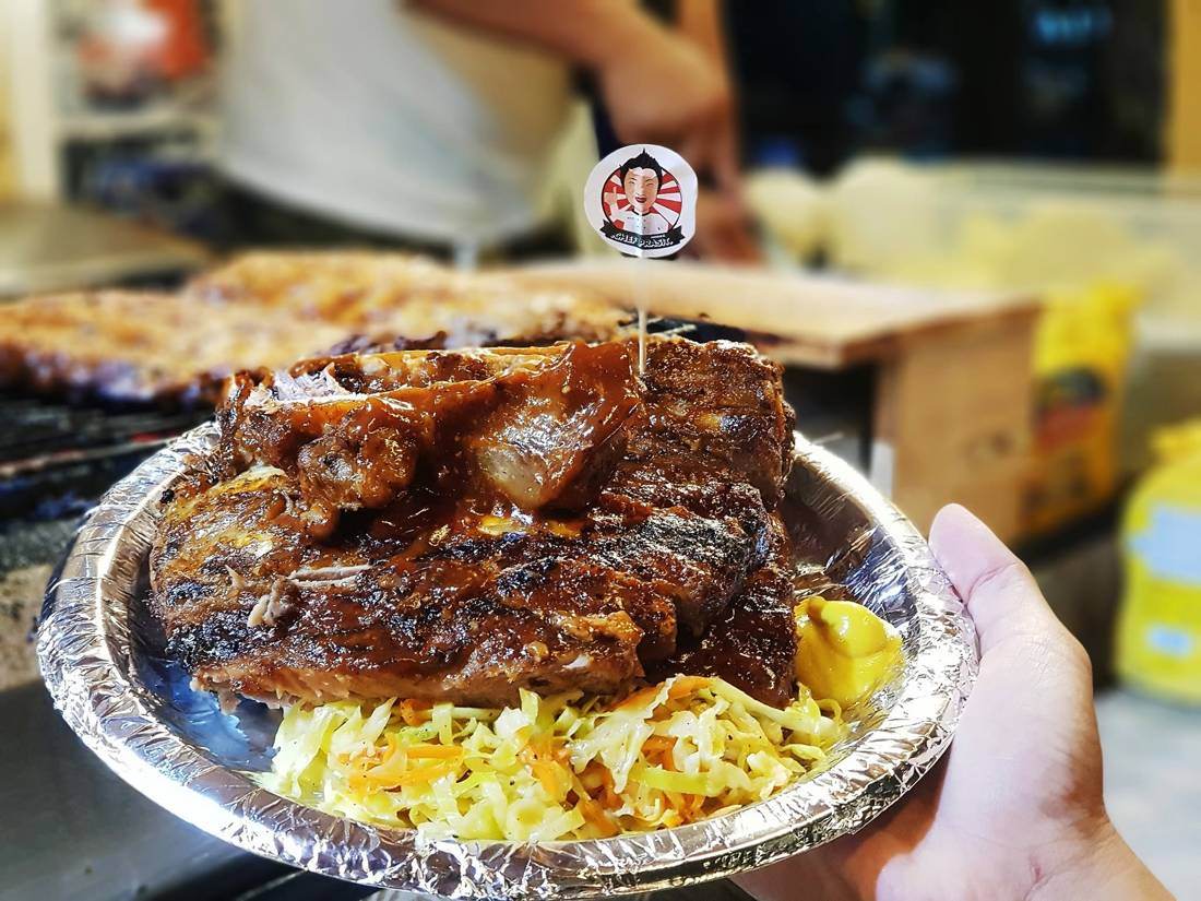 炭火で焼いたBBQリブ